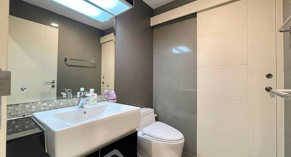 For sale 1 bed condo in Khlong Toei, Bangkok