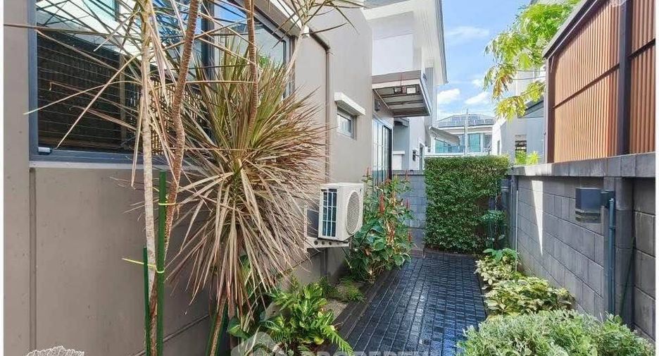 For sale 4 bedrooms house in Thawi Watthana, Bangkok