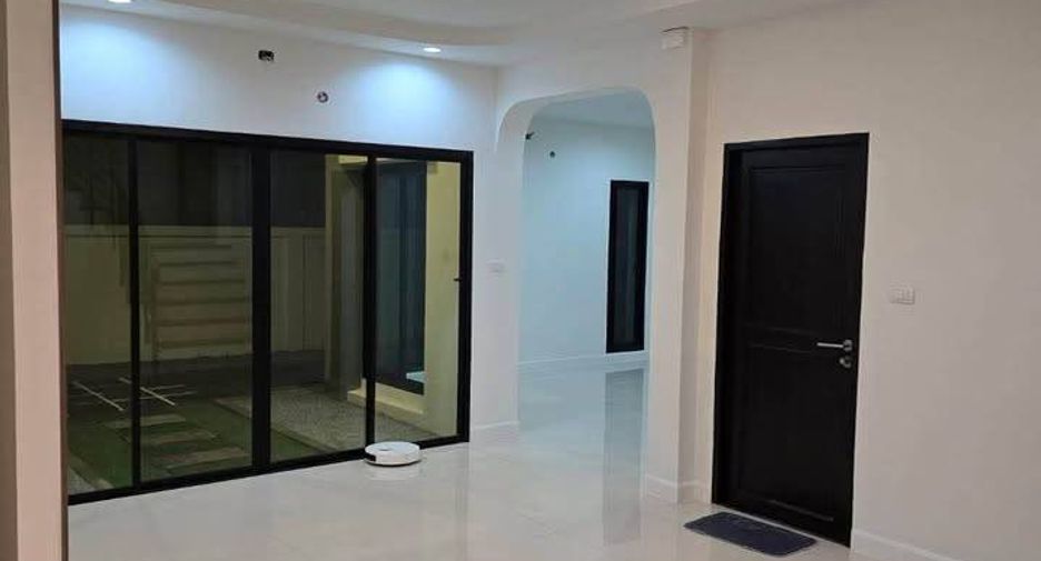 For sale 3 bedrooms house in Si Racha, Chonburi