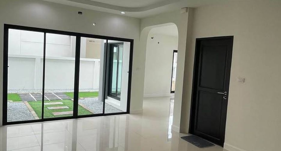 For sale 3 bedrooms house in Si Racha, Chonburi