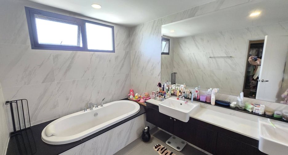 For sale 5 bedrooms house in Saphan Sung, Bangkok