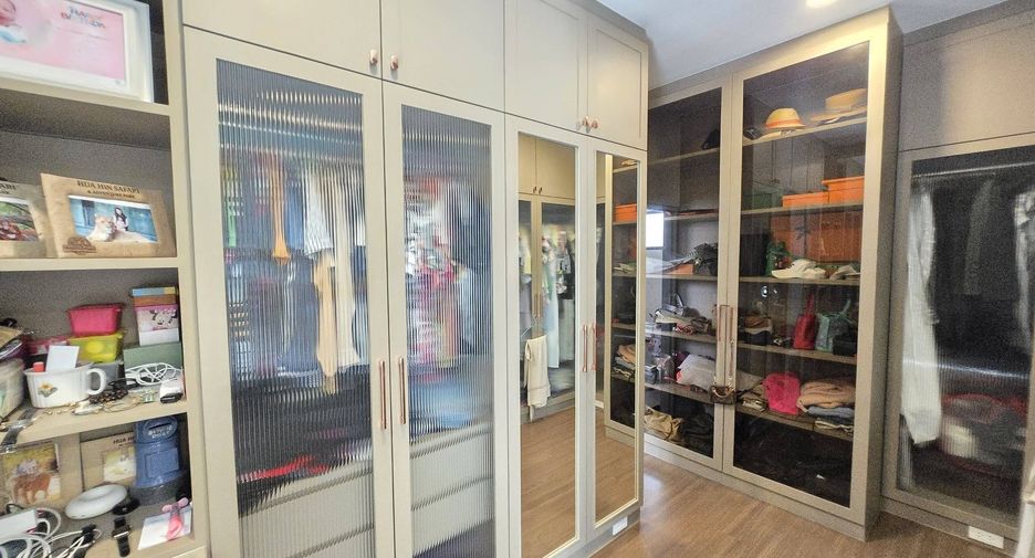 For sale 5 bedrooms house in Saphan Sung, Bangkok