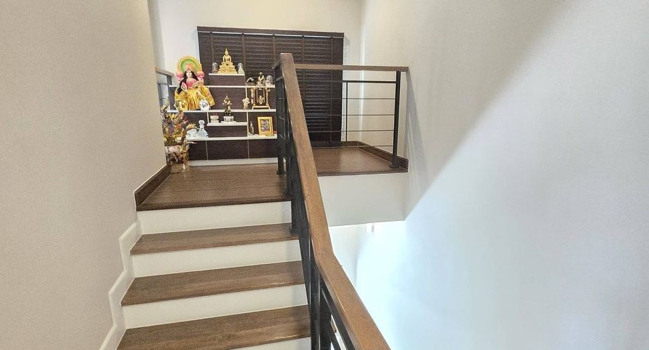 For sale 5 bedrooms house in Saphan Sung, Bangkok