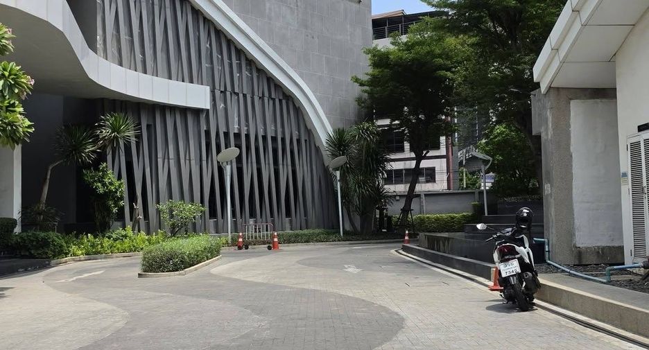 For sale 1 bed condo in Khlong Toei, Bangkok