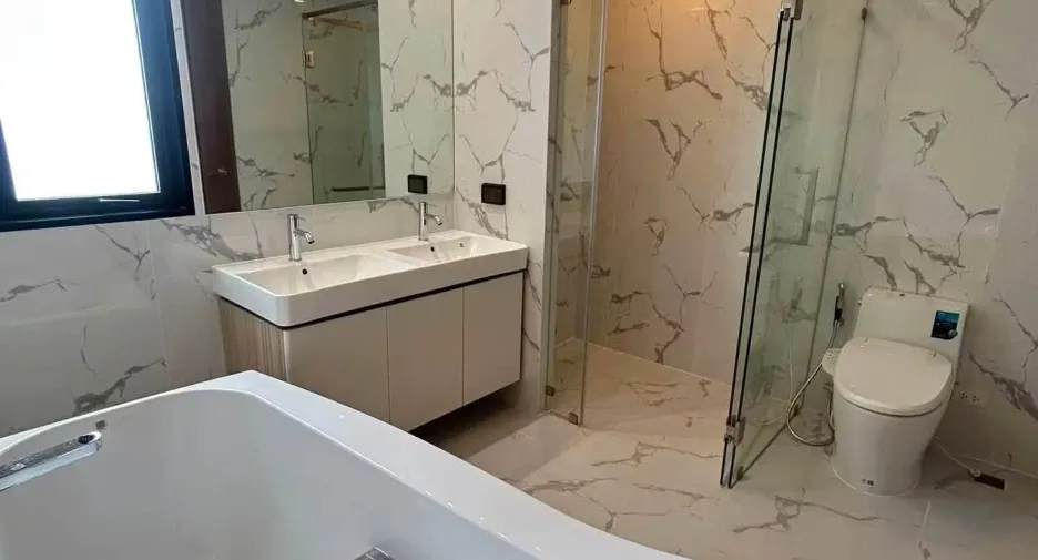 For rent 4 bedrooms townhouse in Mueang Samut Prakan, Samut Prakan