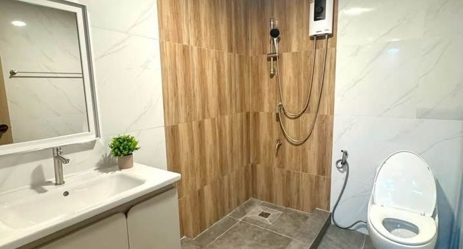 For rent 2 bedrooms condo in Huai Khwang, Bangkok