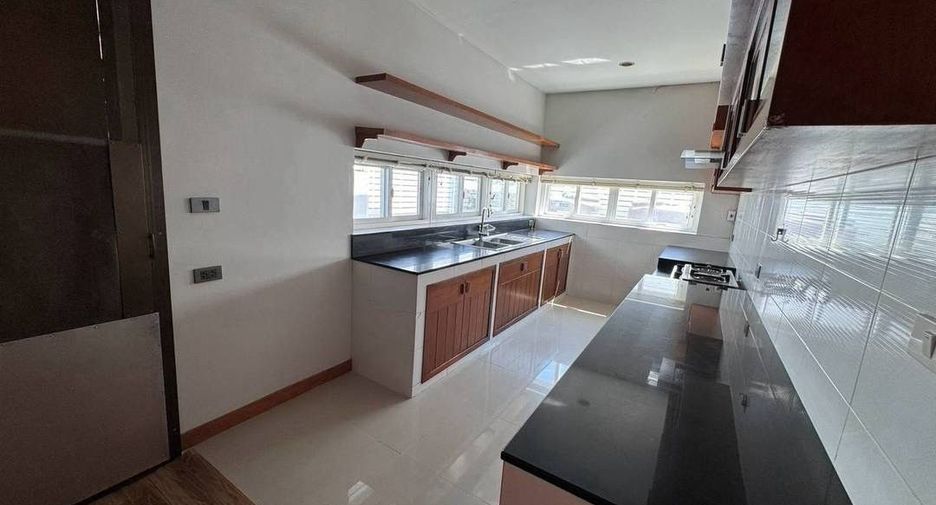 Haus zur Miete mit 5 Zimmer in Suan Luang, Bangkok