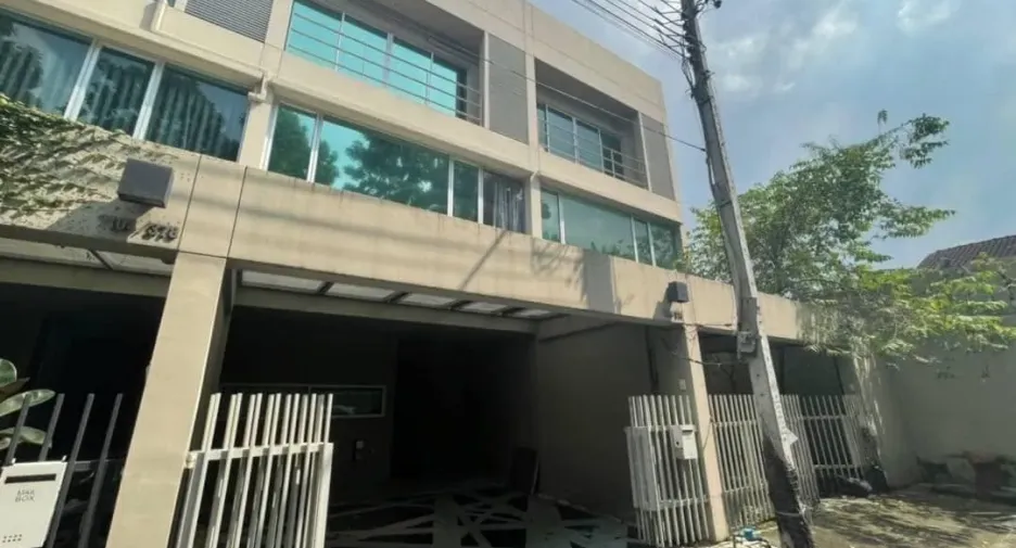 For sale 3 bedrooms townhouse in Suan Luang, Bangkok