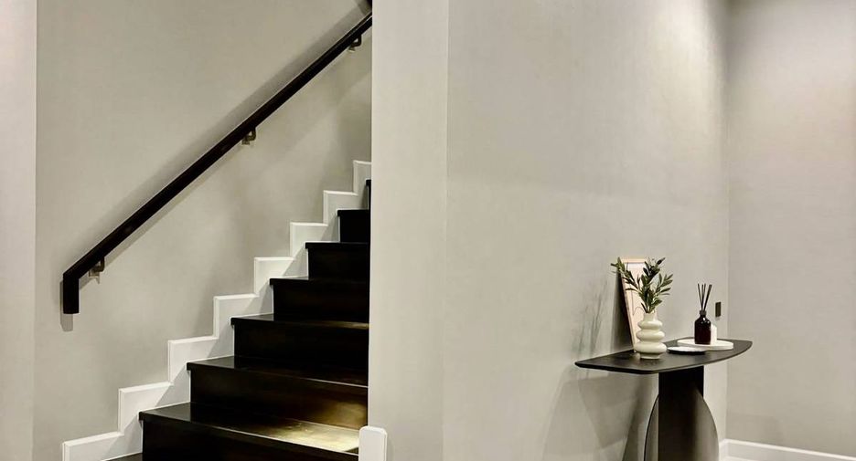 For sale 4 bedrooms house in Suan Luang, Bangkok