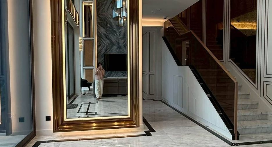 For sale 3 bedrooms condo in Watthana, Bangkok