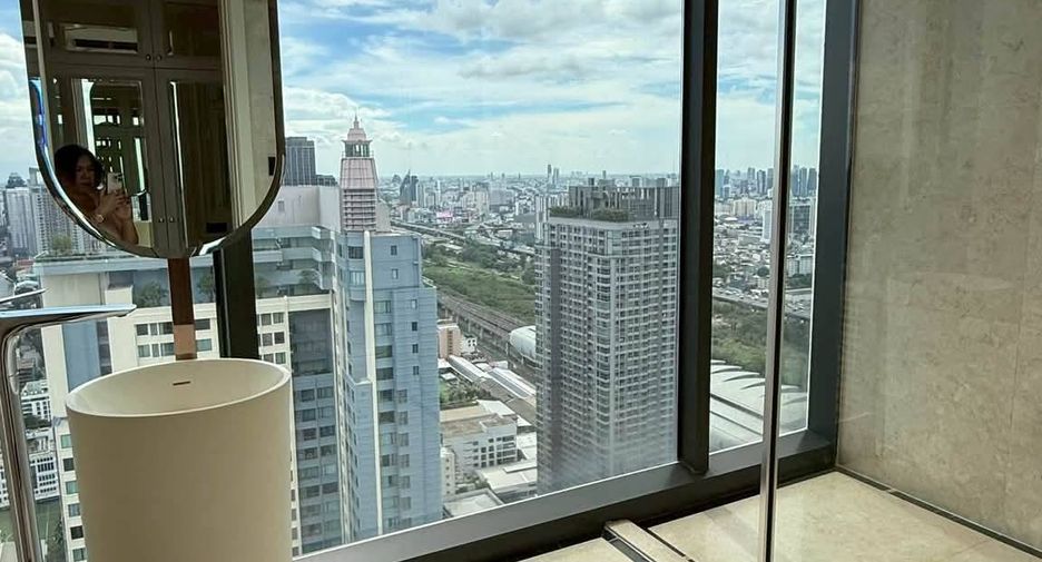 For sale 3 bedrooms condo in Watthana, Bangkok