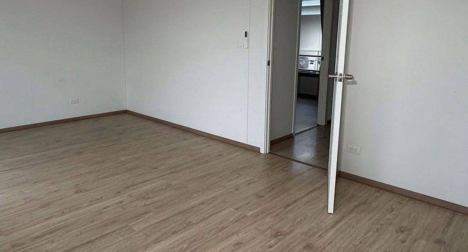 For rent 3 bedrooms townhouse in Suan Luang, Bangkok