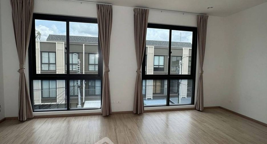 For rent 3 bedrooms townhouse in Suan Luang, Bangkok