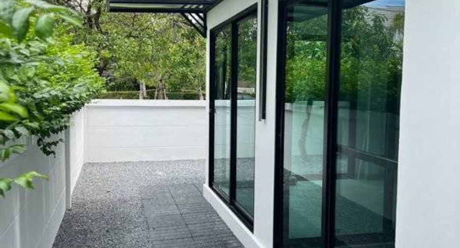 For rent 4 bedrooms townhouse in Prawet, Bangkok