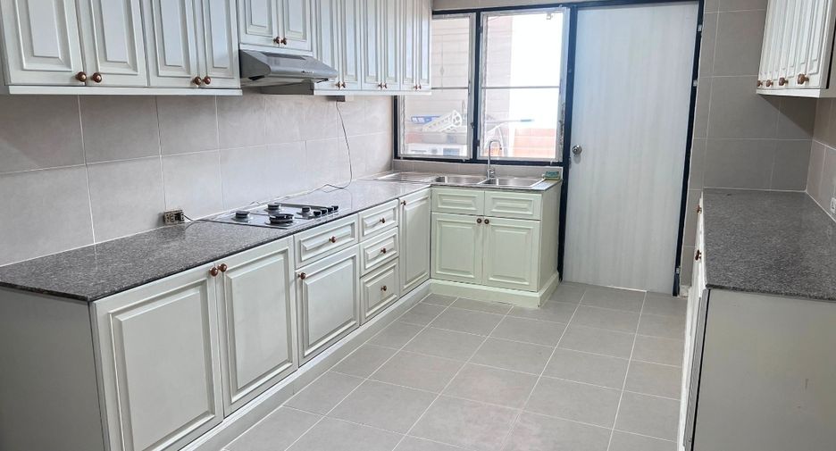 Condo en alquiler de 3 habitaciones en Watthana, Bangkok