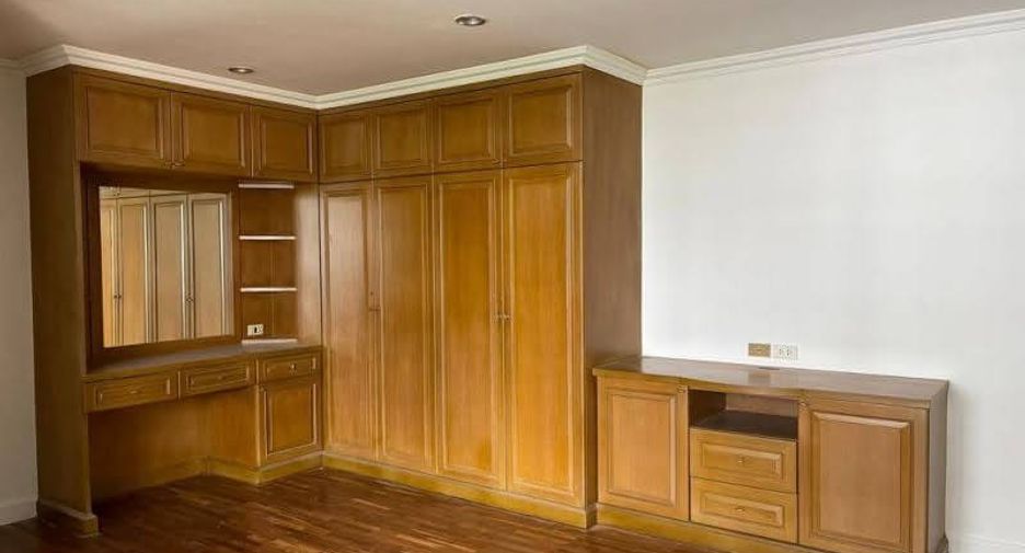 Condo en alquiler de 3 habitaciones en Watthana, Bangkok