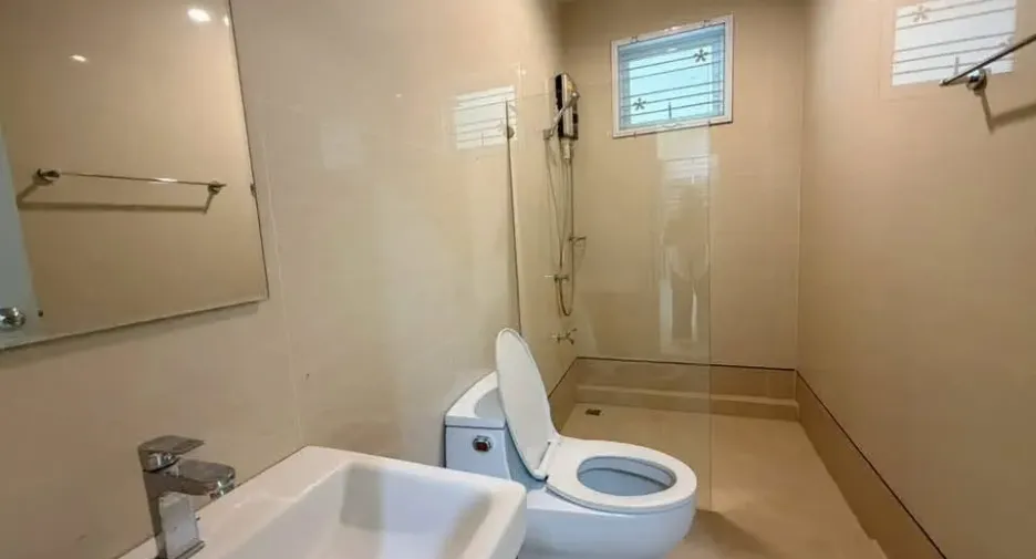 Villa zum Kauf mit 3 Zimmer in Ban Bueng, Chonburi