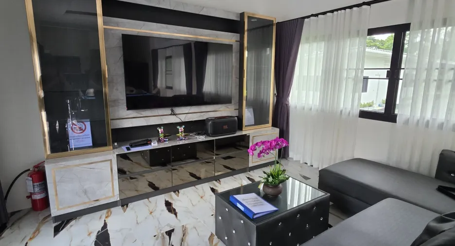 For sale and for rent 5 bedrooms villa in Saraphi, Chiang Mai
