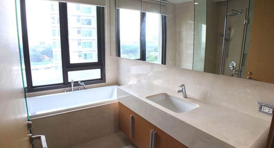 For rent 2 bedrooms condo in Pathum Wan, Bangkok