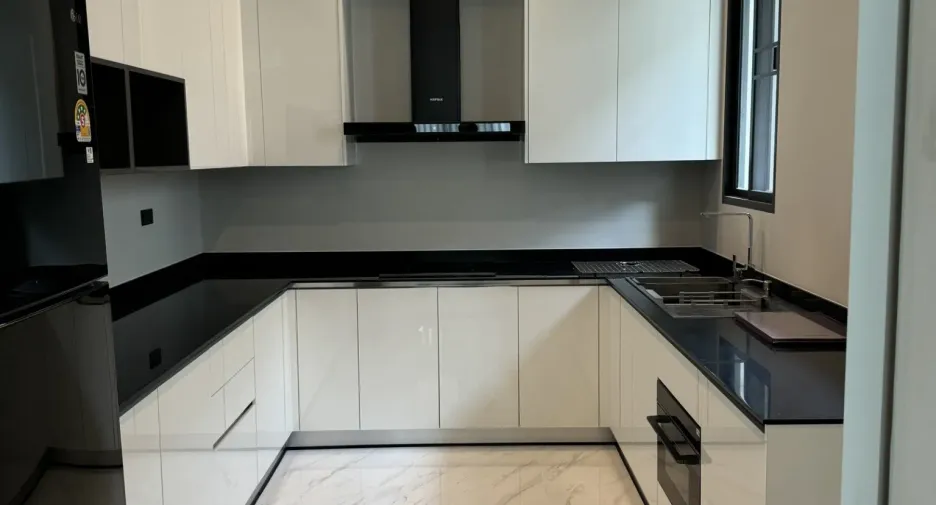 For rent 6 bedrooms house in Saphan Sung, Bangkok