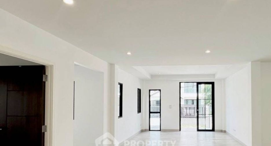 For sale 4 bedrooms house in Sai Mai, Bangkok