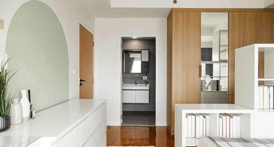 For rent 2 bedrooms condo in Yan Nawa, Bangkok