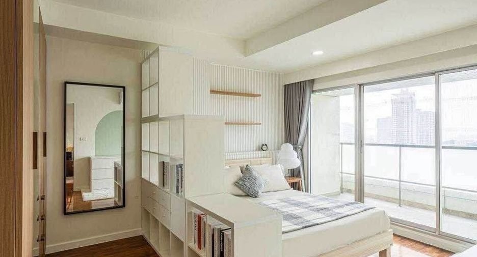 For rent 2 bedrooms condo in Yan Nawa, Bangkok