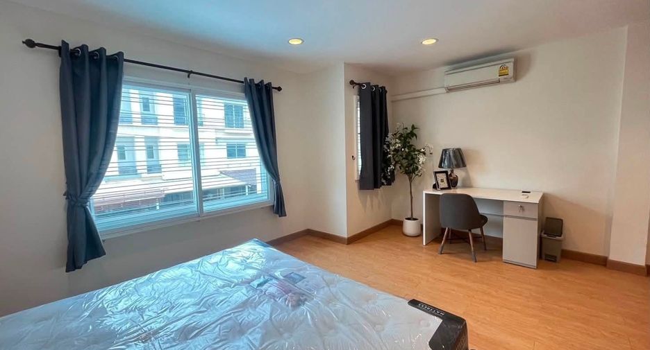 For sale 4 bedrooms townhouse in Yan Nawa, Bangkok