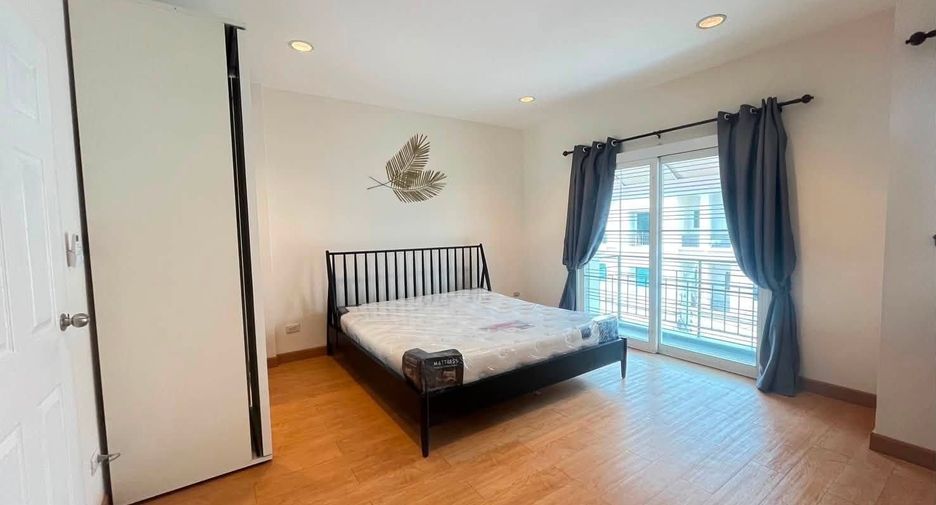 For sale 4 bedrooms townhouse in Yan Nawa, Bangkok