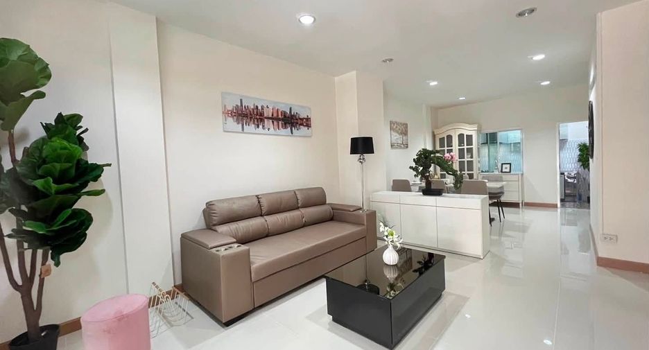 For sale 4 bedrooms townhouse in Yan Nawa, Bangkok