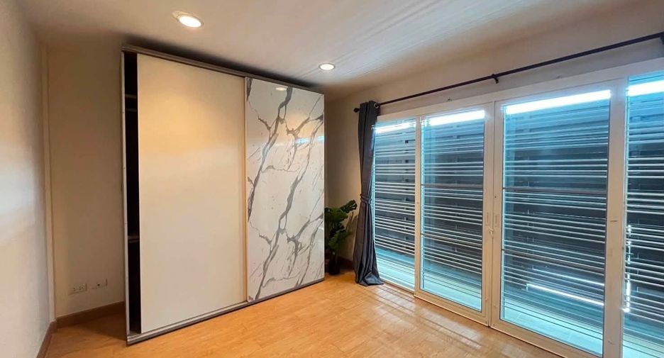 For sale 4 bedrooms townhouse in Yan Nawa, Bangkok