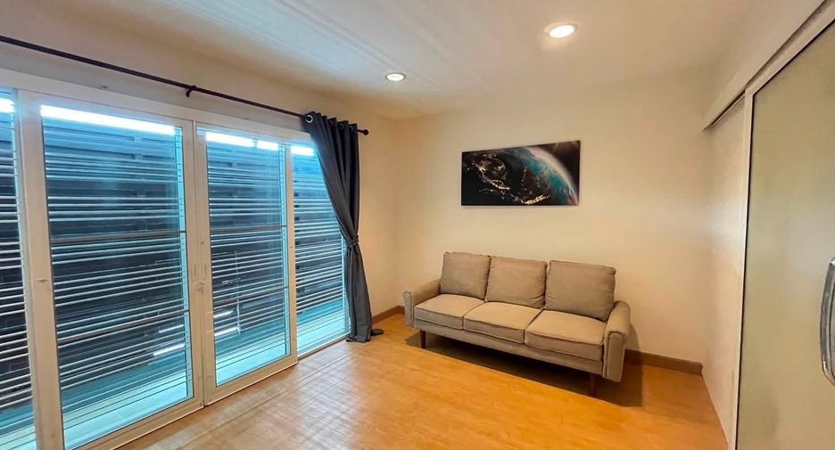 For sale 4 bedrooms townhouse in Yan Nawa, Bangkok