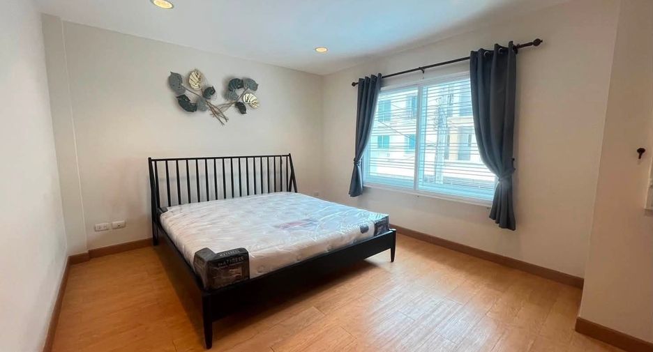 For sale 4 bedrooms townhouse in Yan Nawa, Bangkok