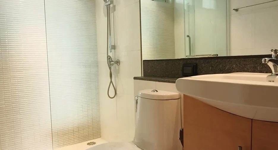 For sale 3 bedrooms condo in Khlong Toei, Bangkok