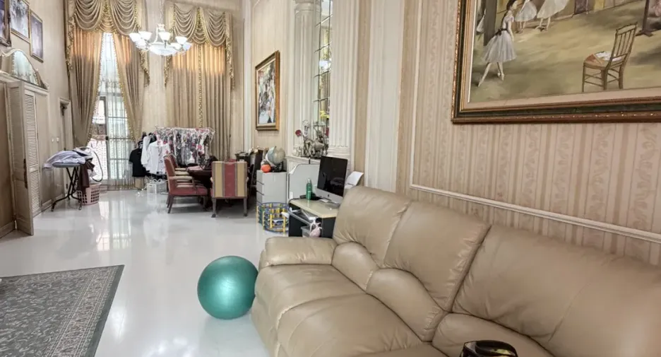 For sale 4 bedrooms townhouse in Bang Kho Laem, Bangkok