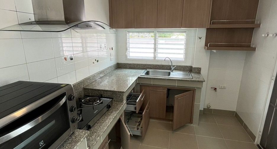 For rent 4 bedrooms house in Mueang Chiang Mai, Chiang Mai