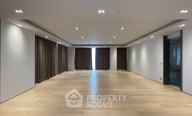 For rent 3 bedrooms condo in Pathum Wan, Bangkok