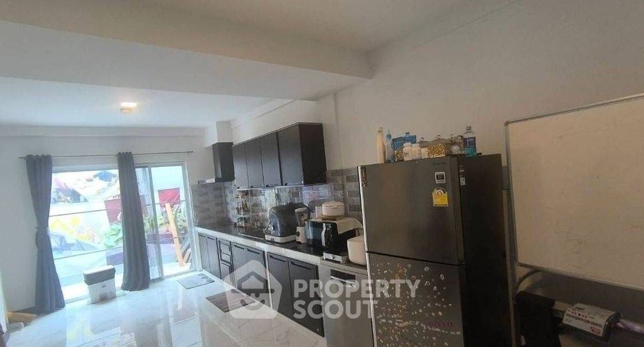 For rent 5 bedrooms townhouse in Prawet, Bangkok