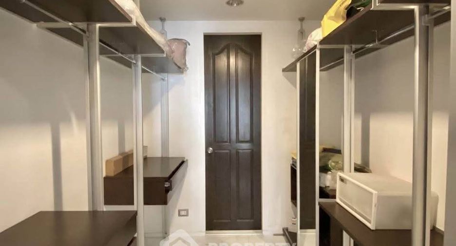 For rent 2 bedrooms condo in Huai Khwang, Bangkok