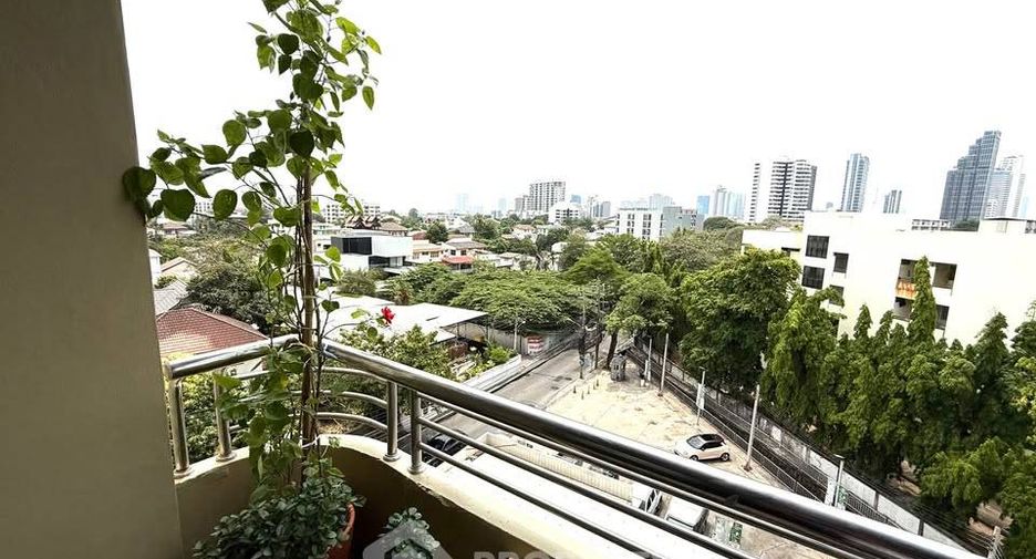 For rent 2 bedrooms condo in Yan Nawa, Bangkok