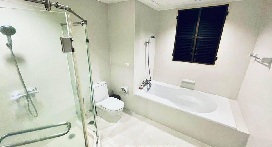 For rent 2 bedrooms condo in Huai Khwang, Bangkok