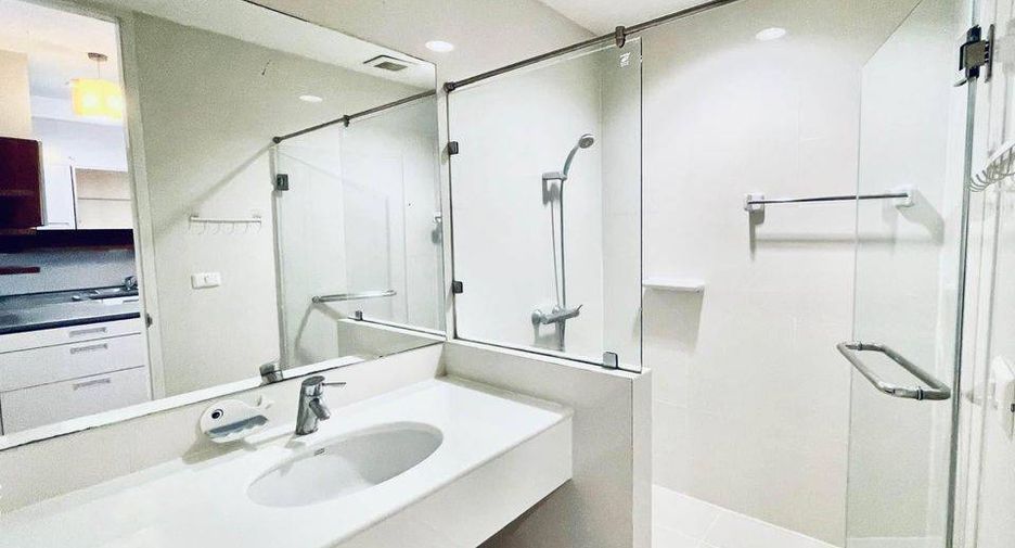For rent 2 bedrooms condo in Huai Khwang, Bangkok