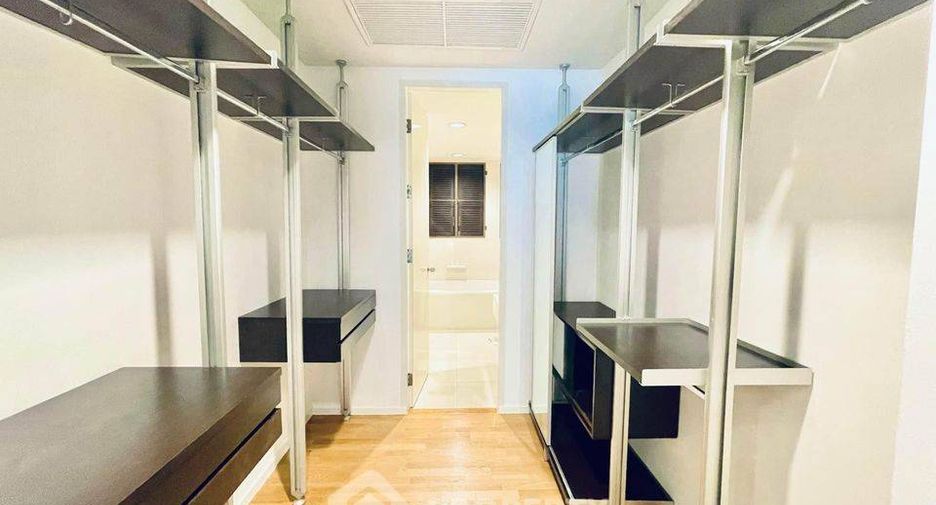 For rent 2 bedrooms condo in Huai Khwang, Bangkok