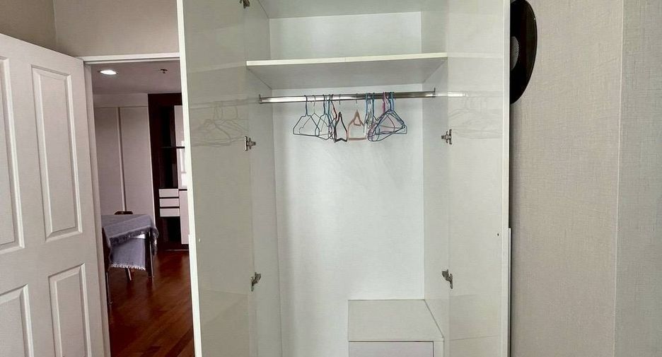 For rent 2 bedrooms condo in Huai Khwang, Bangkok