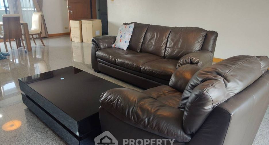 For rent 3 bedrooms condo in Phra Khanong, Bangkok