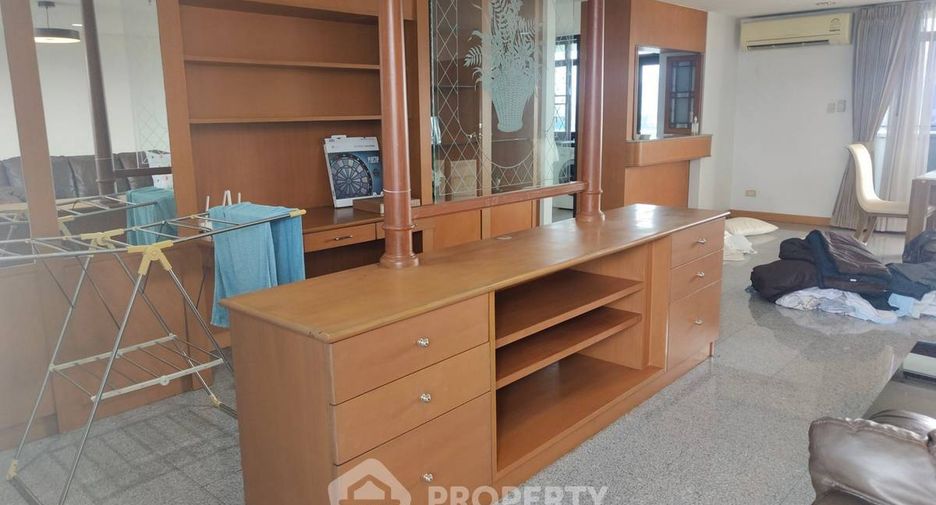 For rent 3 bedrooms condo in Phra Khanong, Bangkok