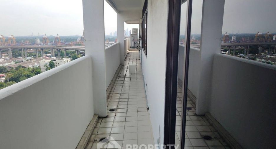 For rent 3 bedrooms condo in Phra Khanong, Bangkok