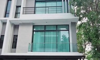 For rent 3 bedrooms townhouse in Suan Luang, Bangkok