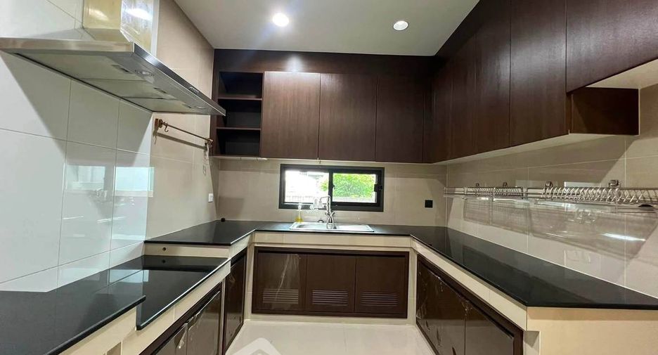 For rent 4 bedrooms house in Bang Kapi, Bangkok