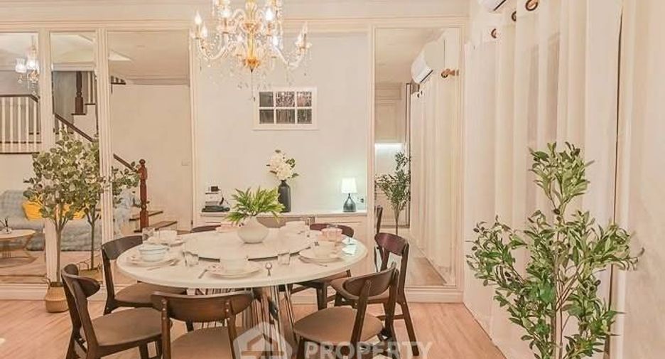 For rent 3 bedrooms townhouse in Yan Nawa, Bangkok